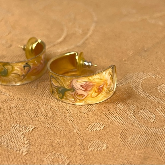 Vintage Painted Enamel Gold Hoop Earrings Post Back Retro Scroll Swirl Design - Picture 4 of 10